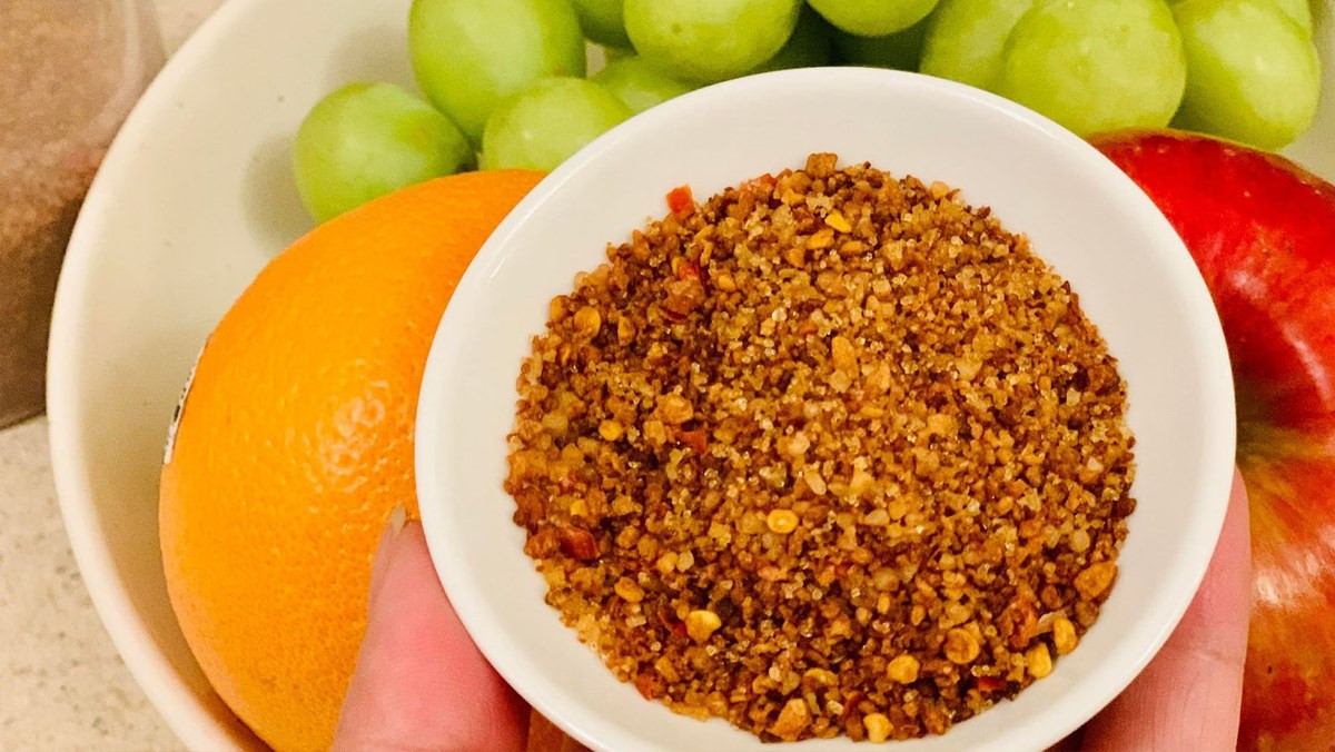 Muối tôm tưởng chừng chỉ là gia vị, nhưng ở Tây Ninh, nó được xem như một “đặc sản quốc dân”. Muối được làm từ muối hột, tôm khô, ớt, tỏi, sau đó rang khô cho đến khi dậy mùi. Vị mặn mà, cay cay, đậm đà của muối tôm Tây Ninh khiến ai đã ăn một lần là muốn mang về cả bịch. Dùng để chấm trái cây, ăn cùng cơm trắng, hay làm nguyên liệu cho các món trộn – muối tôm Tây Ninh luôn làm bữa ăn thêm phần hấp dẫn. Ảnh dacsanTayNinh