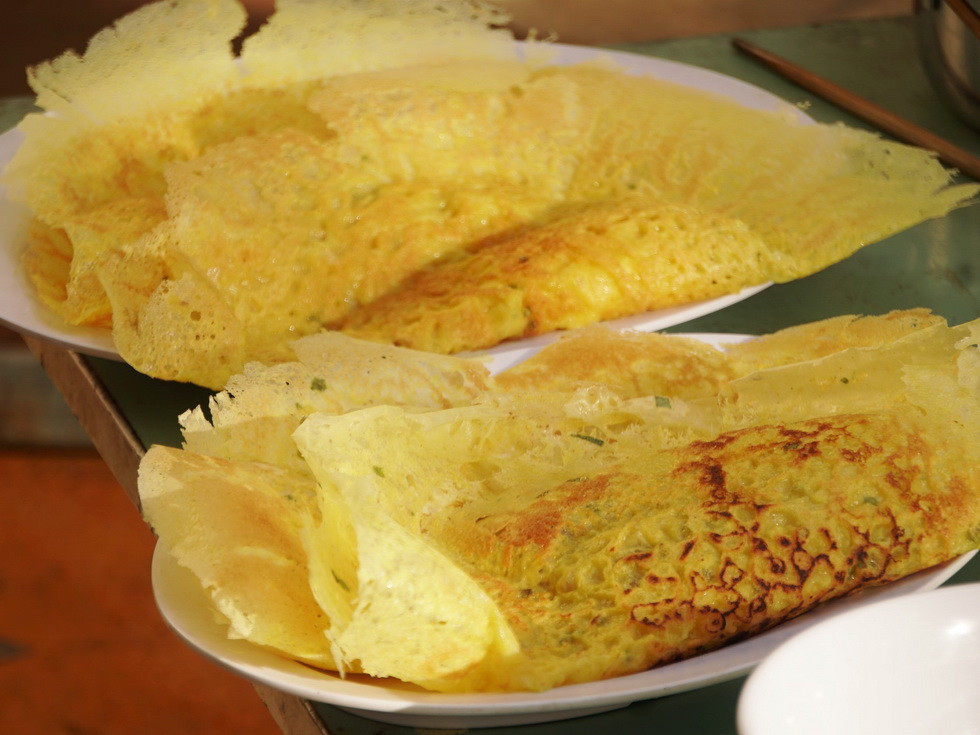 Bánh xèo Tây Ninh có đặc điểm khác biệt so với các nơi khác, vỏ bánh mỏng, giòn tan, bên trong là nhân tôm, thịt, giá, cùng với các loại rau sống tươi ngon. Món ăn này thường được ăn kèm với nước mắm chua ngọt hoặc mắm nêm, tạo nên một hương vị vừa lạ, vừa quen. Đây là món ăn phù hợp cho các bữa tiệc gia đình hoặc những buổi gặp mặt bạn bè. Ảnh baotayninh