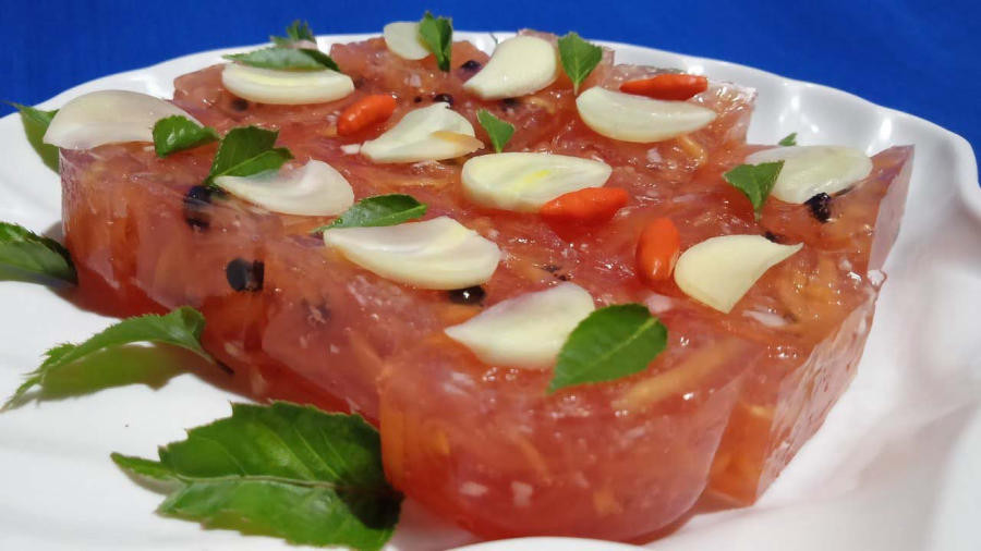 Nem bưởi là một món ăn chay đặc trưng của Tây Ninh. Được làm từ vỏ bưởi, đu đủ sống, thính và các gia vị khác, nem bưởi có vị chua ngọt, giòn giòn và cay cay. Đây là món ăn rất thích hợp để ăn kèm với bánh tráng, rau sống và các loại gia vị. Món ăn này không chỉ ngon mà còn bổ dưỡng, rất phù hợp với những tín đồ yêu thích món chay. Ảnh Tripzone