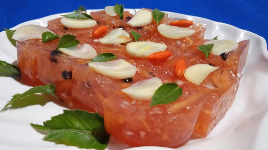 Nem bưởi là một món ăn chay đặc trưng của Tây Ninh. Được làm từ vỏ bưởi, đu đủ sống, thính và các gia vị khác, nem bưởi có vị chua ngọt, giòn giòn và cay cay. Đây là món ăn rất thích hợp để ăn kèm với bánh tráng, rau sống và các loại gia vị. Món ăn này không chỉ ngon mà còn bổ dưỡng, rất phù hợp với những tín đồ yêu thích món chay. Ảnh Tripzone