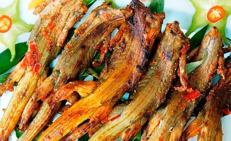 Thằn lằn núi Bà Đen là món ăn đặc biệt chỉ có ở Tây Ninh. Thịt thằn lằn rất giòn, săn chắc và có vị ngọt tự nhiên. Các món chế biến từ thằn lằn như nướng muối ớt, xào sả ớt hay chiên giòn đều mang lại một hương vị độc đáo mà du khách chỉ có thể tìm thấy ở Tây Ninh. Ảnh Tico