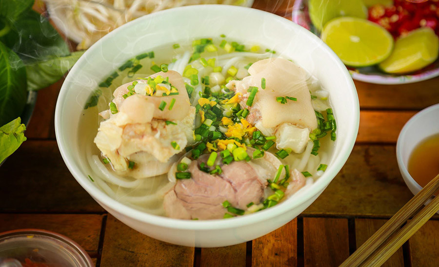 Bánh canh Trảng Bàng được làm từ bột gạo hoặc bột mì, tạo nên những sợi bánh canh mềm, dai. Nước dùng của bánh canh được nấu từ xương heo hoặc gà, rất thanh mát. Món ăn này thường được ăn kèm với thịt luộc, tôm, và rau thơm. Đây là món ăn đậm đà và rất được yêu thích bởi sự kết hợp hài hòa giữa sợi bánh canh, nước dùng ngọt mát. Ảnh MIA