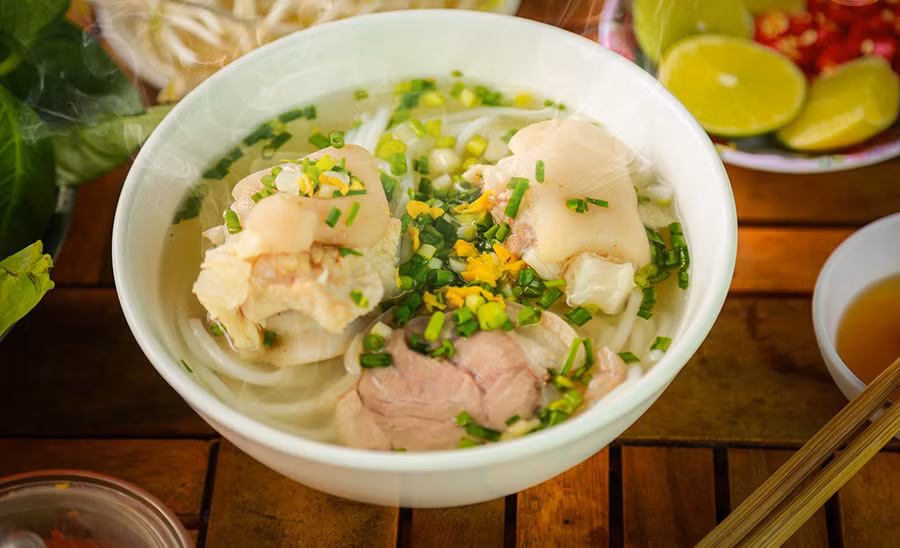 Bánh canh Trảng Bàng được làm từ bột gạo hoặc bột mì, tạo nên những sợi bánh canh mềm, dai. Nước dùng của bánh canh được nấu từ xương heo hoặc gà, rất thanh mát. Món ăn này thường được ăn kèm với thịt luộc, tôm, và rau thơm. Đây là món ăn đậm đà và rất được yêu thích bởi sự kết hợp hài hòa giữa sợi bánh canh, nước dùng ngọt mát. Ảnh MIA