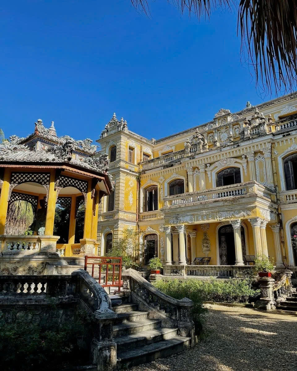 Được xây dựng từ năm 1917, công trình mang đậm phong cách kiến trúc Á – Âu giao thoa, pha trộn giữa vẻ đẹp cổ điển Pháp và nét truyền thống cung đình Việt Nam. Ảnh hhaan.22