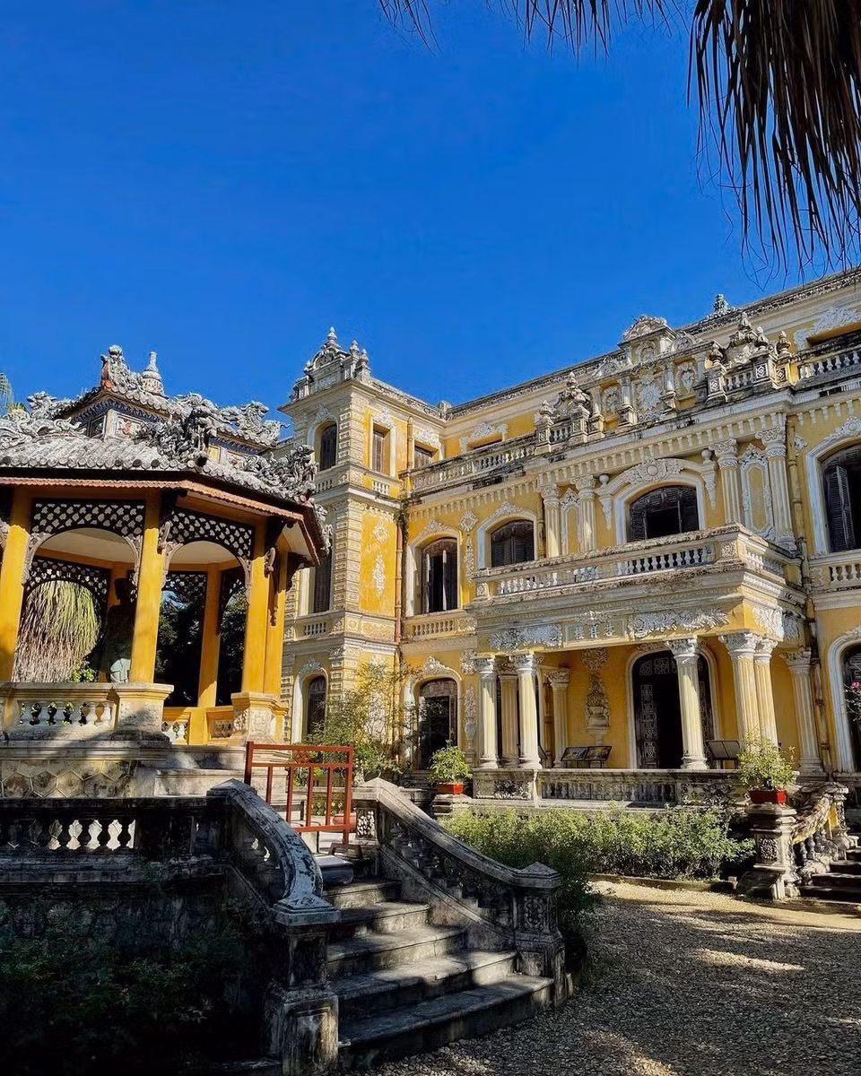 Được xây dựng từ năm 1917, công trình mang đậm phong cách kiến trúc Á – Âu giao thoa, pha trộn giữa vẻ đẹp cổ điển Pháp và nét truyền thống cung đình Việt Nam. Ảnh hhaan.22