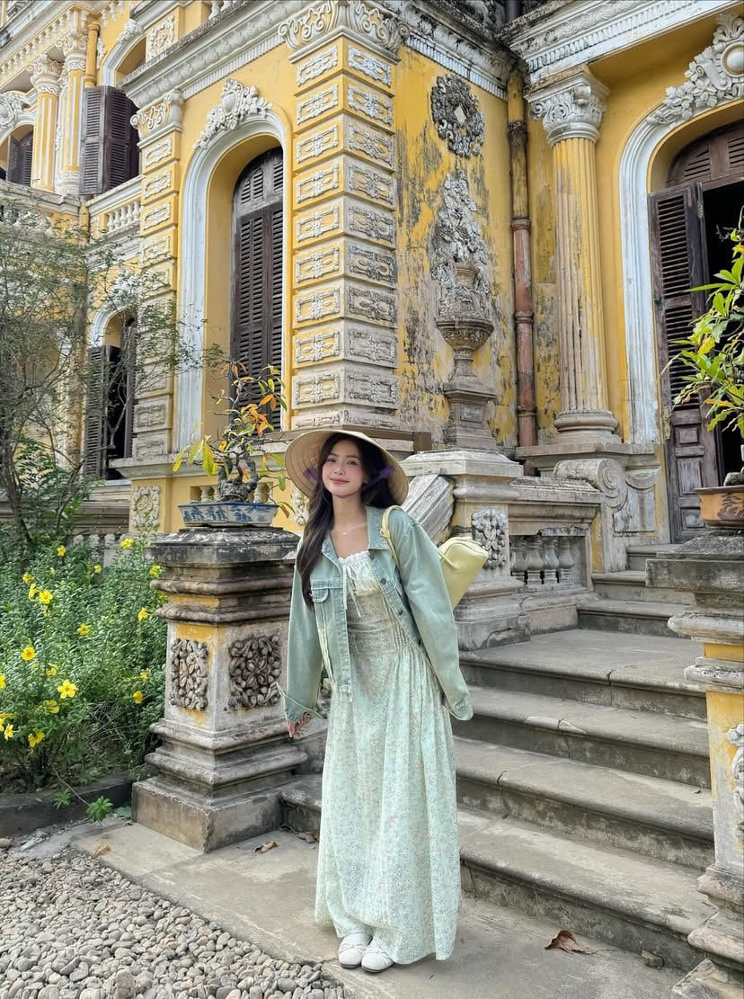 Nổi bật nhất là mặt tiền phủ kín hoa văn chạm trổ tinh xảo, với các họa tiết hoa lá, dây leo, rồng phượng mang tính biểu tượng. Màu sắc nhẹ nhàng, pha chút cổ kính, cùng với không gian yên tĩnh tạo nên một khung cảnh lý tưởng cho những ai yêu thích nghệ thuật nhiếp ảnh và khám phá kiến trúc lịch sử. Ảnh Nguyen Thi Thu Thuy