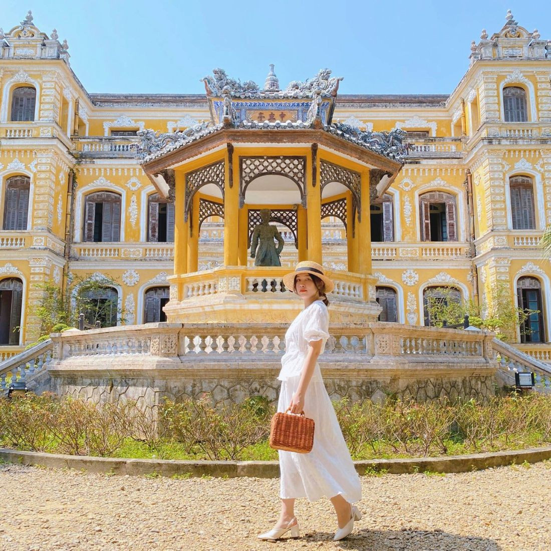 Nằm yên bình bên dòng sông An Cựu, cách trung tâm thành phố Huế không xa, Cung An Định từng là nơi ở riêng của vua Khải Định trước khi lên ngôi và là nơi sinh sống của hoàng gia dưới triều Nguyễn trong thời kỳ cuối. Ảnh Ngân Bella