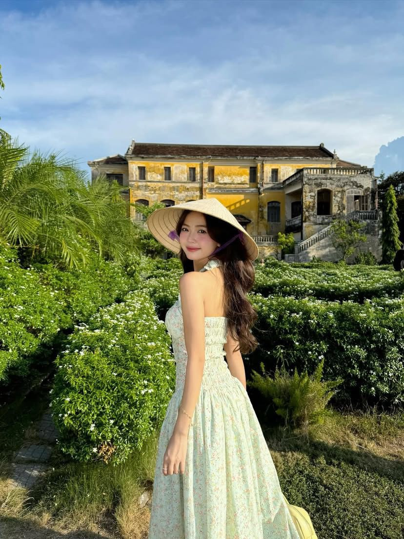 Từ cánh cổng uy nghi, đại sảnh rực rỡ sắc màu cho đến từng bức tường tróc sơn mang vẻ đẹp cổ kính, mỗi góc của Cung An Định đều có thể trở thành phông nền hoàn hảo cho những bức ảnh "triệu like". Ảnh Nguyen Thi Thu Thuy