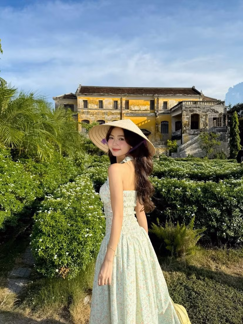 Từ cánh cổng uy nghi, đại sảnh rực rỡ sắc màu cho đến từng bức tường tróc sơn mang vẻ đẹp cổ kính, mỗi góc của Cung An Định đều có thể trở thành phông nền hoàn hảo cho những bức ảnh "triệu like". Ảnh Nguyen Thi Thu Thuy