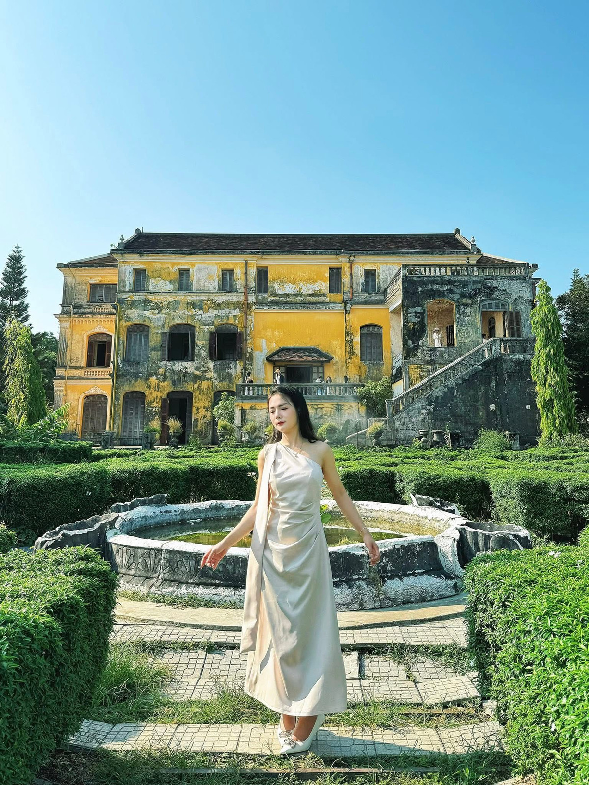 Khác với sự đông đúc tại các điểm du lịch nổi tiếng khác của Huế, Cung An Định mang lại cảm giác thanh bình, nhẹ nhàng. Ảnh Hồng Mai