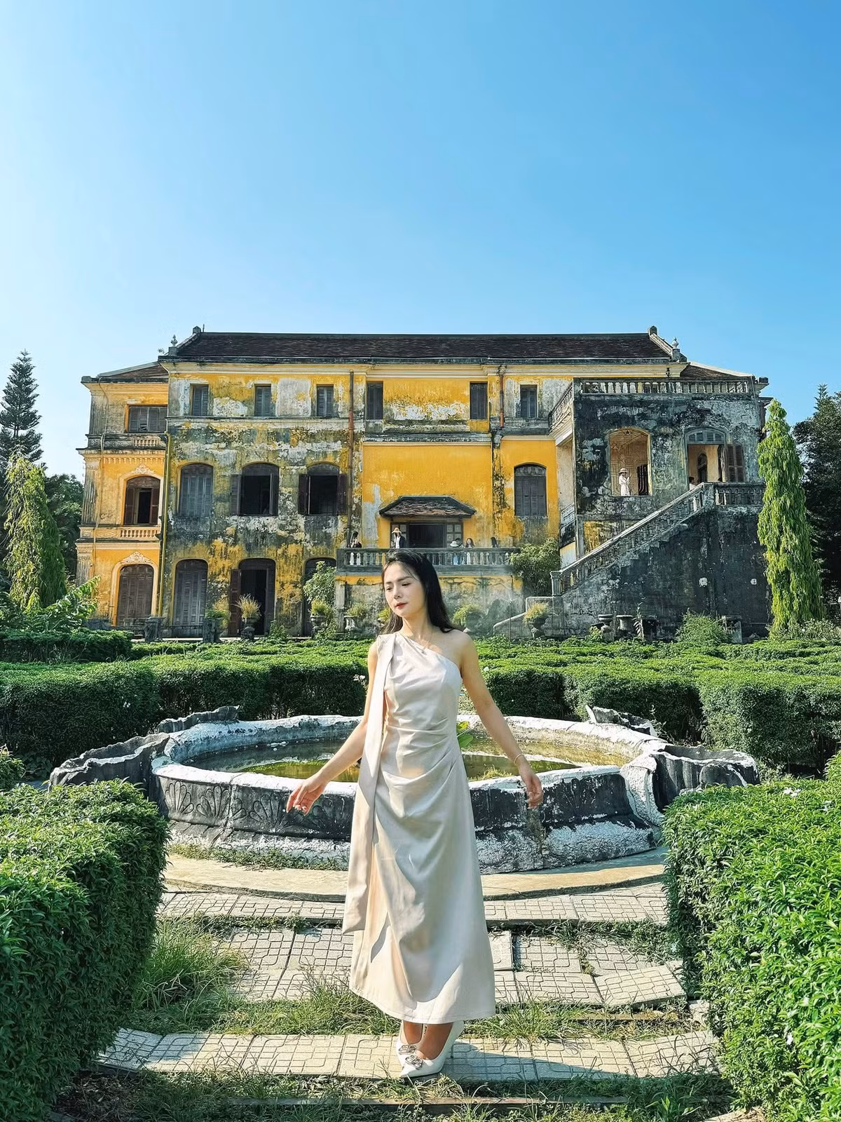 Khác với sự đông đúc tại các điểm du lịch nổi tiếng khác của Huế, Cung An Định mang lại cảm giác thanh bình, nhẹ nhàng. Ảnh Hồng Mai