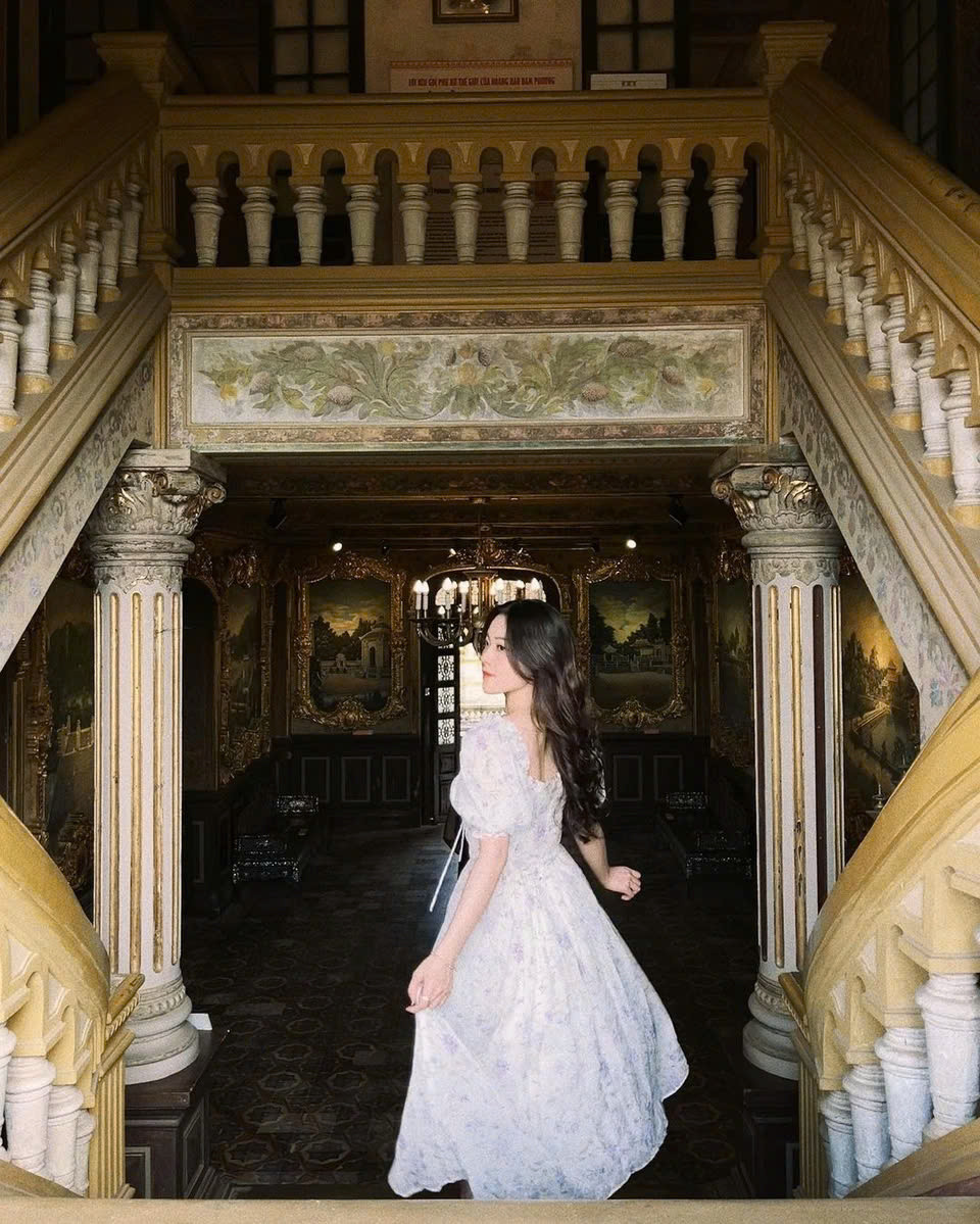 Trong những năm gần đây, Cung An Định trở thành một điểm đến hấp dẫn với giới trẻ và các tín đồ đam mê du lịch. Không gian nơi đây đặc biệt lý tưởng để chụp ảnh với các phong cách cổ điển, retro, vintage hoặc trang phục truyền thống như áo dài, áo tấc. Ảnh hhaan.22