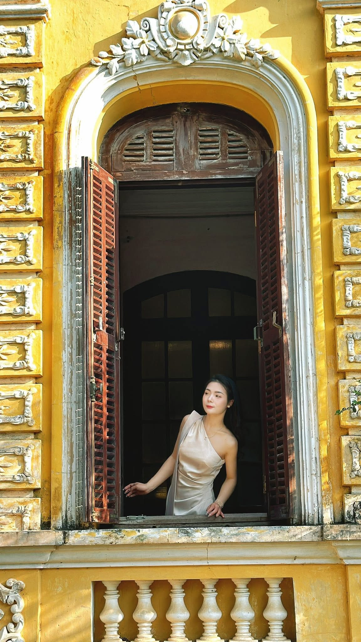 Du khách đến đây không chỉ để chụp ảnh mà còn để tản bộ, chiêm ngưỡng kiến trúc, và tìm hiểu về một giai đoạn lịch sử đặc biệt của triều Nguyễn. Ảnh Hồng Mai