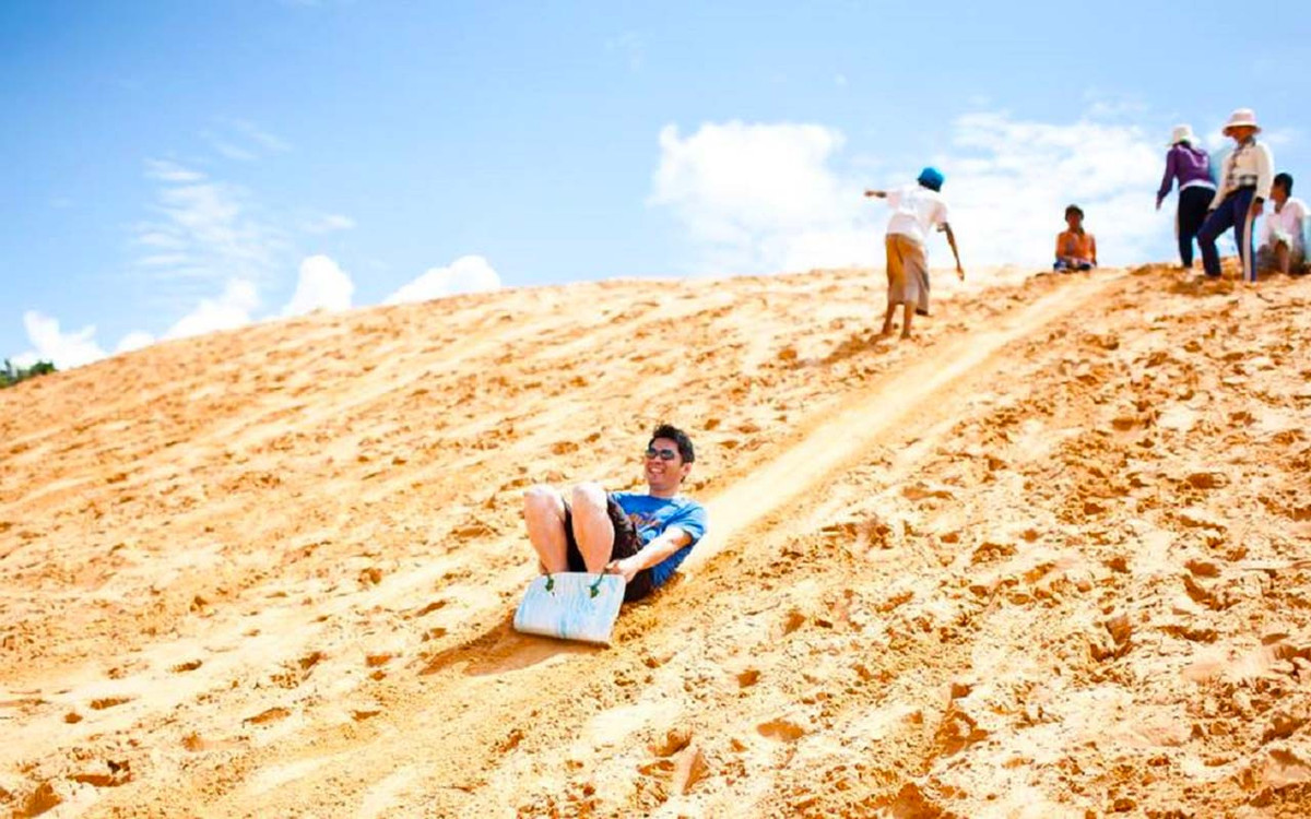 Những tiếng cười sảng khoái, những cú trượt bay bổng và cả những lần “ngã cát” đầy vui nhộn tạo nên ký ức khó quên cho người tham gia. Ảnh dulichPhanThiet