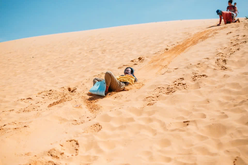 Hoạt động trượt cát Mũi Né không chỉ đơn thuần là một trò chơi, mà còn là cách để mỗi du khách cảm nhận sự phóng khoáng, tự do và gần gũi với thiên nhiên.