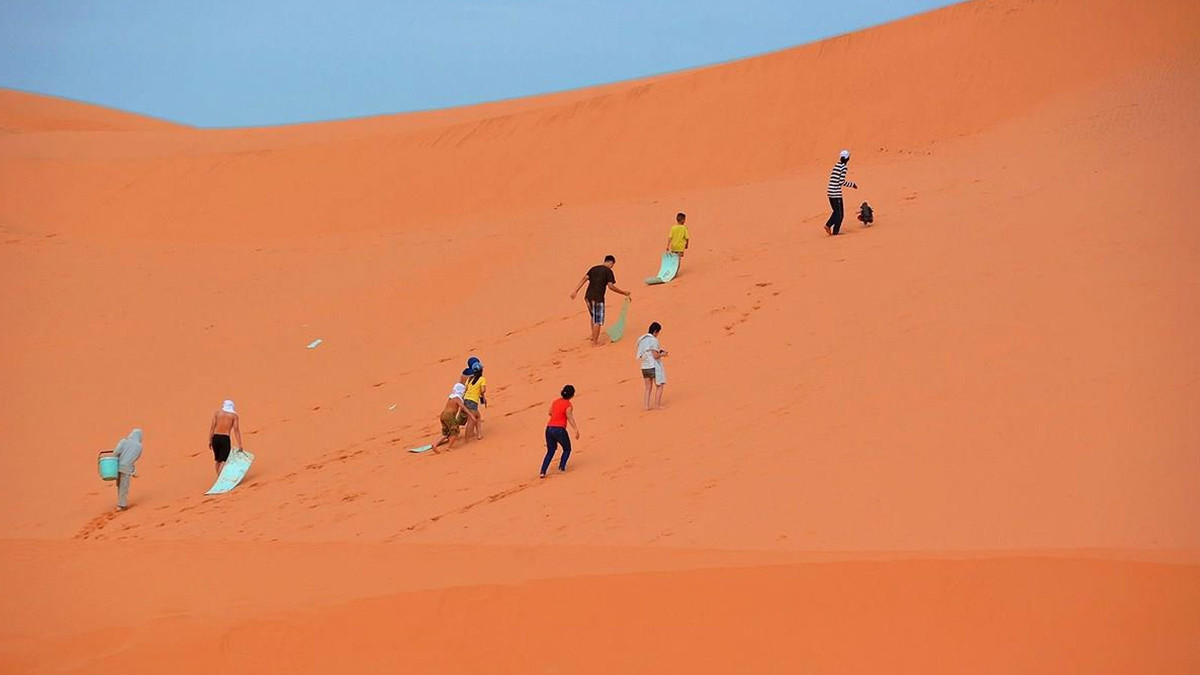 Đồi cát Mũi Né, còn gọi là đồi cát Hồng hay “đồi cát bay”, thu hút hàng nghìn lượt khách mỗi năm bởi màu sắc cát thay đổi đa dạng – từ vàng, đỏ, cam đến trắng ngà – biến đổi theo thời gian và gió. Ảnh VinWonders