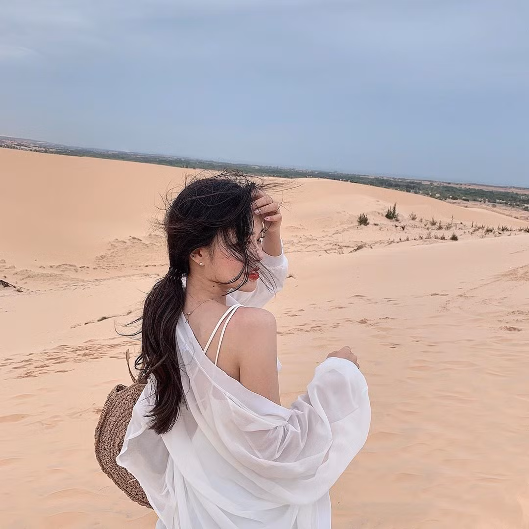 Dưới ánh nắng bình minh hoặc hoàng hôn, từng hạt cát ánh lên sắc vàng rực rỡ, hòa quyện cùng bầu trời trong xanh và những làn gió nhẹ – tất cả tạo nên một bức tranh phong cảnh sống động và rất “ăn ảnh”. Ảnh chudu