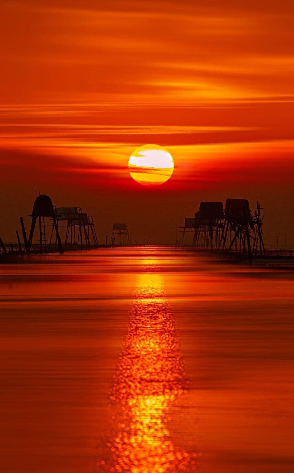 Bình minh ở biển Đồng Châu không rực rỡ một cách phô trương, mà đẹp theo cách nhẹ nhàng, chậm rãi – như một thước phim đời thường đầy chất thơ.