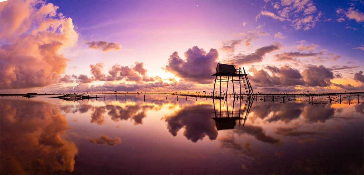 Khoảng 5h sáng, khi mặt trời còn e ấp sau màn sương mỏng, mặt biển dần chuyển mình với những gam màu rực rỡ – từ tím nhạt, cam hồng cho đến vàng rực.