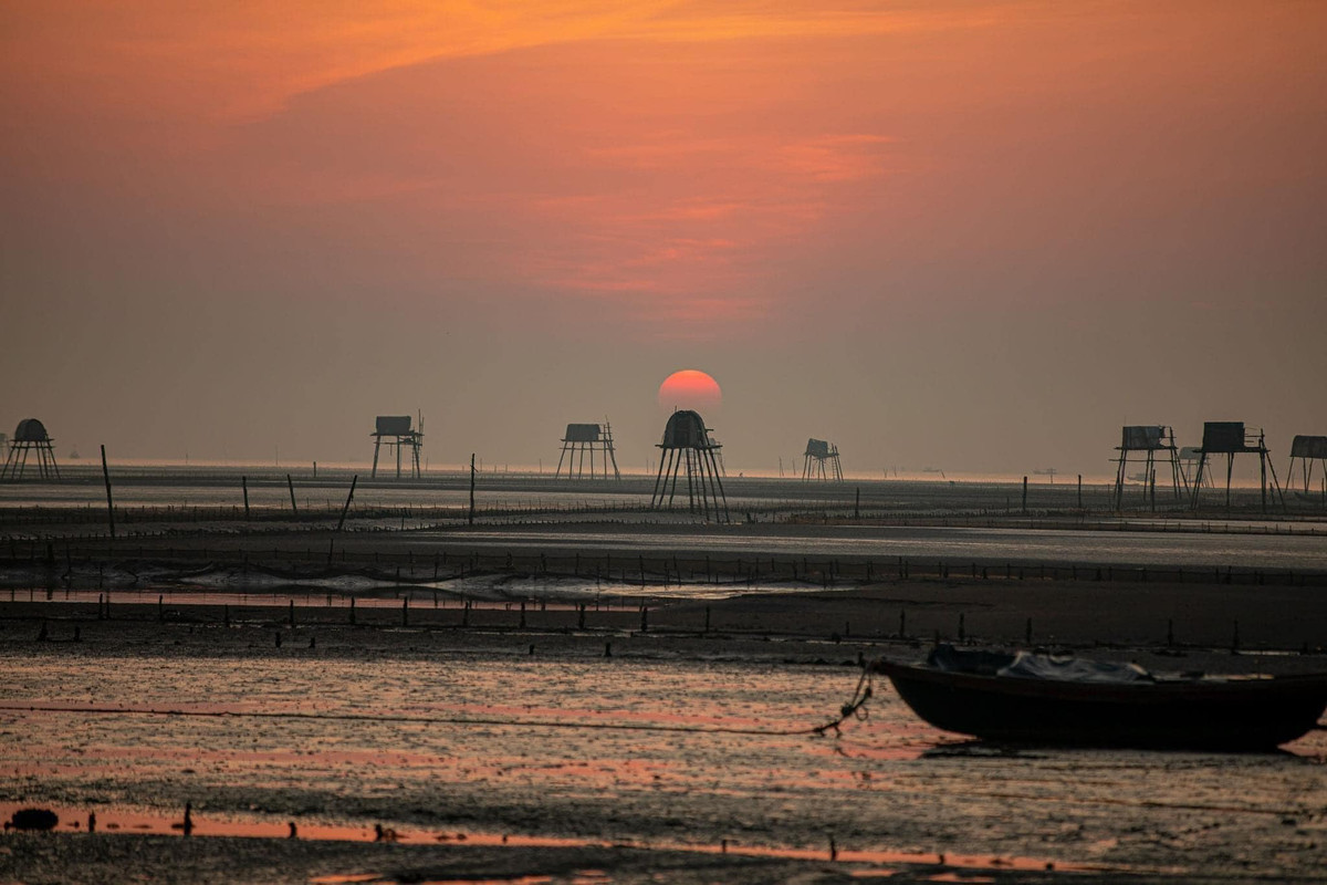 Đứng giữa không gian rộng lớn, không tiếng còi xe, chỉ có sóng biển và gió trời, người ta dễ tìm thấy sự bình yên bên trong chính mình.