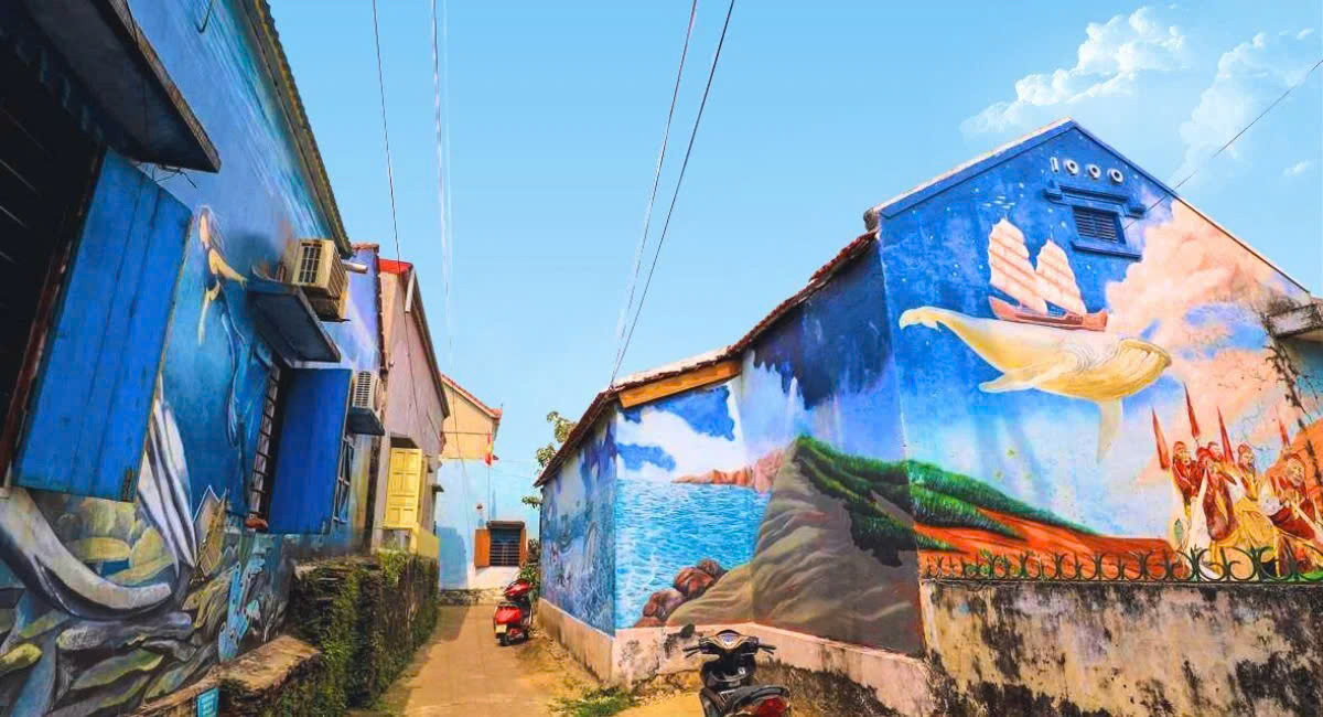 Khác biệt hoàn toàn với vẻ hùng vĩ của núi rừng hay bình yên của biển cả, làng tranh 3D Cảnh Dương lại mang đến một sắc màu trẻ trung, hiện đại và đầy tính nghệ thuật. Nằm ở huyện Quảng Trạch, làng chài nhỏ này đã “lột xác” ngoạn mục nhờ dự án cộng đồng vẽ tranh 3D trên các bức tường làng. Ảnh Crystal Bay