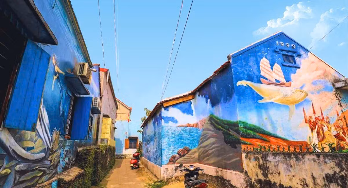 Khác biệt hoàn toàn với vẻ hùng vĩ của núi rừng hay bình yên của biển cả, làng tranh 3D Cảnh Dương lại mang đến một sắc màu trẻ trung, hiện đại và đầy tính nghệ thuật. Nằm ở huyện Quảng Trạch, làng chài nhỏ này đã “lột xác” ngoạn mục nhờ dự án cộng đồng vẽ tranh 3D trên các bức tường làng. Ảnh Crystal Bay