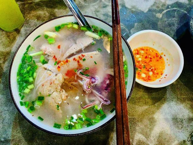 Khác với nhiều món ăn khác, nước chấm trong bún quậy không được chuẩn bị sẵn. Thay vào đó, khách tự tay pha chế theo khẩu vị từ các nguyên liệu có sẵn: muối, đường, ớt, tắc (quất), tiêu, bột ngọt… Chính sự cá nhân hóa này tạo nên trải nghiệm độc đáo, khi mỗi người có thể điều chỉnh độ cay, mặn, chua cho phù hợp. Ảnh Traveloka