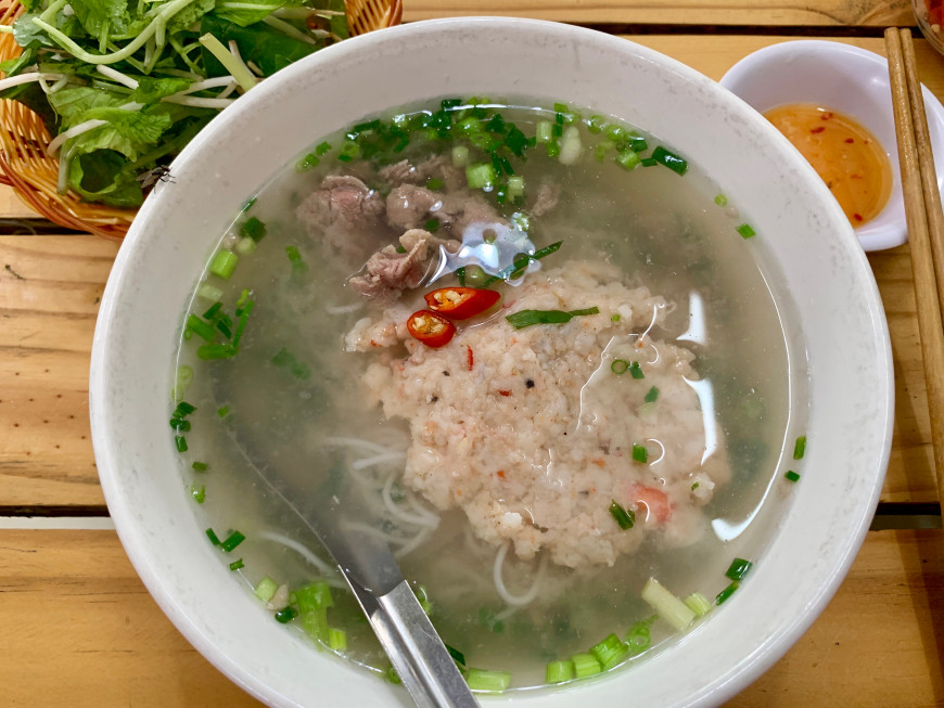 “Chén nước chấm ngon sẽ quyết định 50% hương vị tô bún”, một chủ quán bún quậy tại Phú Quốc chia sẻ.