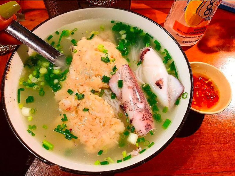 Thành phần chính của món ăn gồm: bún tươi, chả cá, chả tôm, và nước dùng thanh nhẹ, được chế biến hoàn toàn từ nguyên liệu hải sản tươi sống của đảo. Ảnh bachhoaxanh