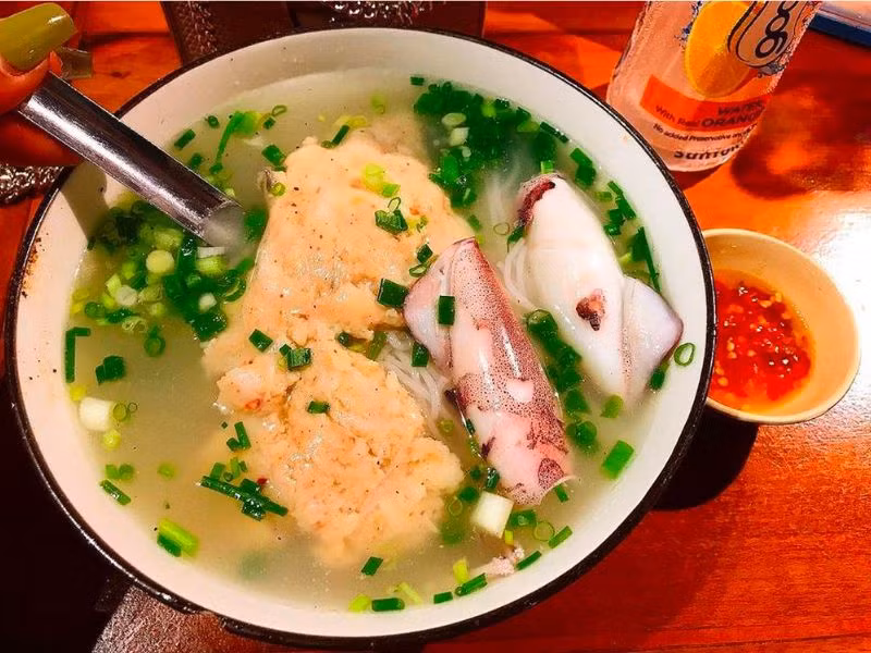 Thành phần chính của món ăn gồm: bún tươi, chả cá, chả tôm, và nước dùng thanh nhẹ, được chế biến hoàn toàn từ nguyên liệu hải sản tươi sống của đảo. Ảnh bachhoaxanh
