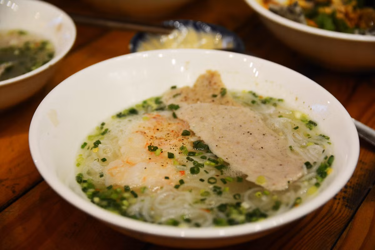 Thực khách không chỉ ăn một tô bún, mà còn được tham gia vào quá trình làm nên món ăn từ chọn nguyên liệu, “quậy” bún đến tự pha nước chấm tạo nên trải nghiệm ẩm thực mang tính tương tác cao. Ảnh VinWonders