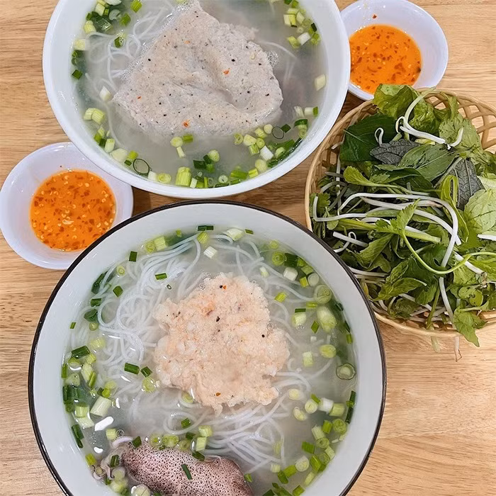 Nhiều thực khách đồng tình rằng dù bún ngon đến mấy, nhưng thiếu một chén nước chấm “hợp gu” thì vẫn chưa thể gọi là trọn vẹn. Ảnh Mytour