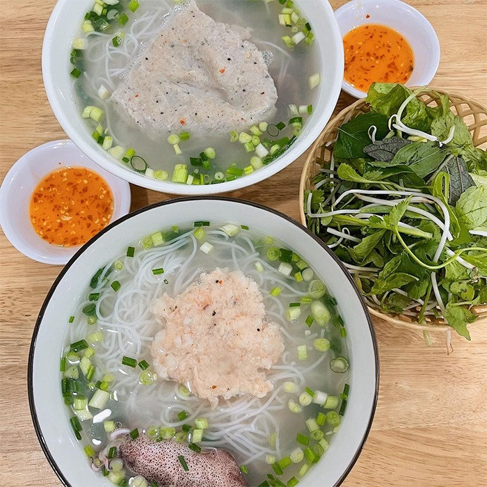 Nhiều thực khách đồng tình rằng dù bún ngon đến mấy, nhưng thiếu một chén nước chấm “hợp gu” thì vẫn chưa thể gọi là trọn vẹn. Ảnh Mytour