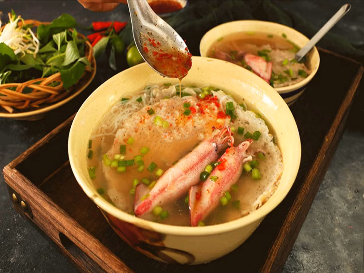 Không chỉ là món ăn ngon, bún quậy còn phản ánh lối sống gần gũi, sáng tạo và thân thiện của người dân đảo ngọc. Ảnh bachhoaxanh