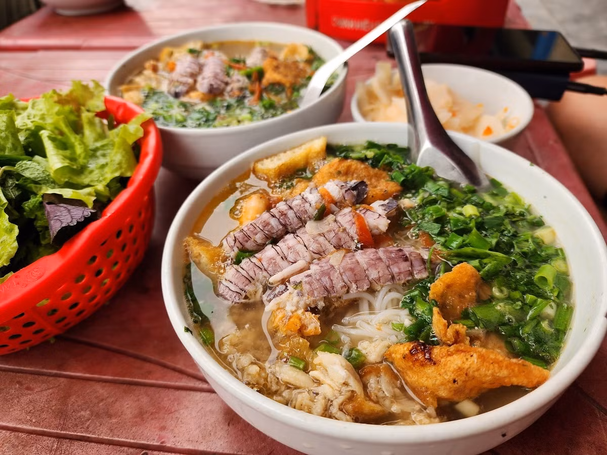 Bún bề bề (tôm tít) là món ăn sáng phổ biến ở Hạ Long. Thịt bề bề giòn, ngọt tự nhiên, kết hợp với nước dùng hải sản thanh ngọt là món ăn không thể bỏ qua. Tô bún bề bề thường được ăn kèm với chả cá, mực, trứng cút để tạo nên một món ăn đầy đủ và hấp dẫn. Ảnh VinWonders