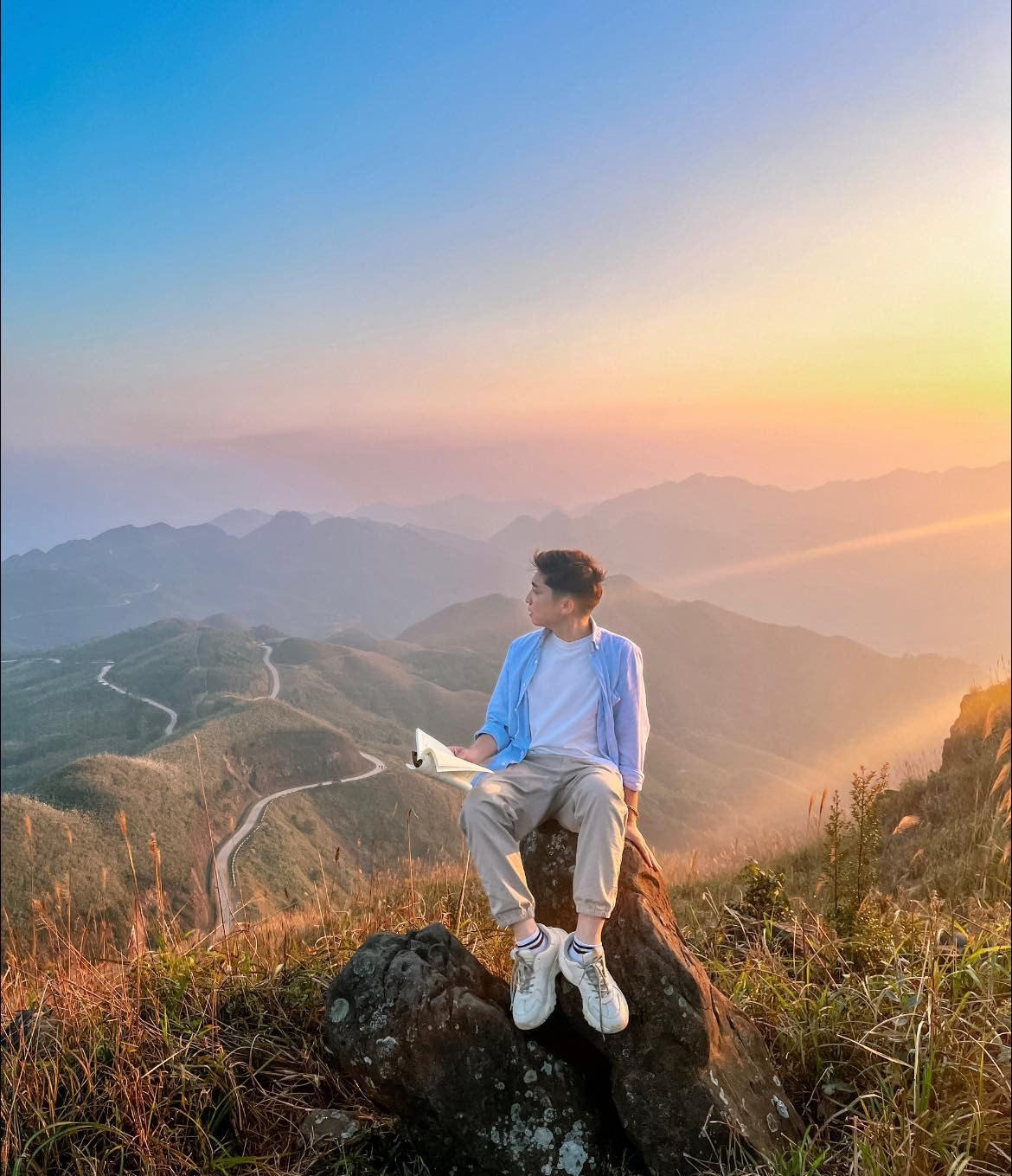 Mùa thu đến, những đồi cỏ lau trắng muốt đung đưa trong gió tạo nên khung cảnh vừa hùng vĩ, vừa nên thơ. Ảnh Chu Đức Giang