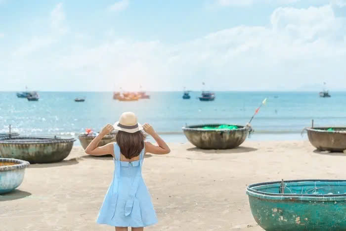 Trà Cổ được du khách đánh giá là một trong những bãi biển đẹp nhất miền Bắc. Danh sách check in Quảng Ninh mà thiếu mất địa chỉ này thì thật đáng tiếc. Biển Trà Cổ Móng Cái “đốn tim” du khách với bãi cát mịn màng, nước biển trong xanh và hàng phi lao thẳng tắp. Ảnh PSY