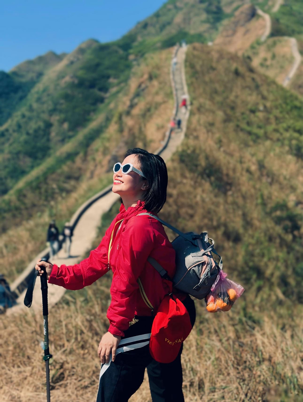 Cách Hạ Long khoảng 100km, huyện vùng cao Bình Liêu được ví như “Sapa thu nhỏ” của Quảng Ninh. Cung đường tuần tra biên giới với hàng rào cột mốc và "sống lưng khủng long" uốn lượn giữa mây trời là điểm check-in cực hot. Ảnh Vân Anh