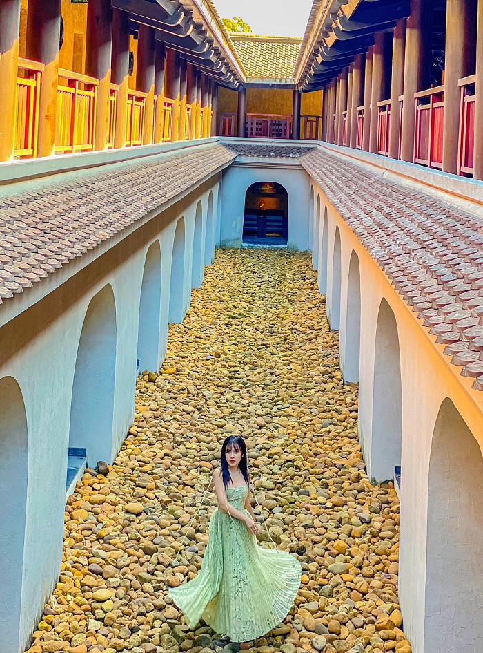 Không chỉ là khu nghỉ dưỡng cao cấp, Legacy Yên Tử còn được mệnh danh là “thiên đường cổ trang” giữa non thiêng Yên Tử. Với kiến trúc mang đậm hơi thở Phật giáo Trúc Lâm, từng bức tường đá, mái ngói rêu phong hay hành lang gỗ đều gợi cảm giác như lạc bước vào một hoàng cung thời xưa. Ảnh dulichvietnam