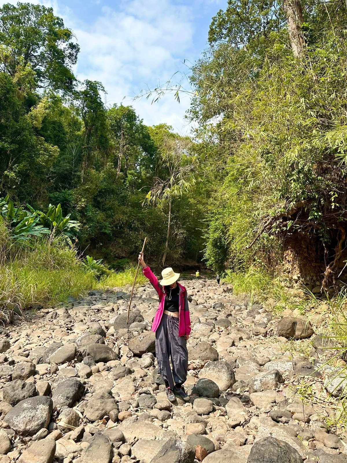 Các điểm dừng chân như thác Đắk Ka, thác Đôi, suối Đắk Bô không chỉ là phần thưởng về mặt cảnh quan, mà còn là nơi bạn có thể nghỉ ngơi, hòa mình vào dòng nước mát lạnh giữa không gian thiên nhiên tinh khiết.