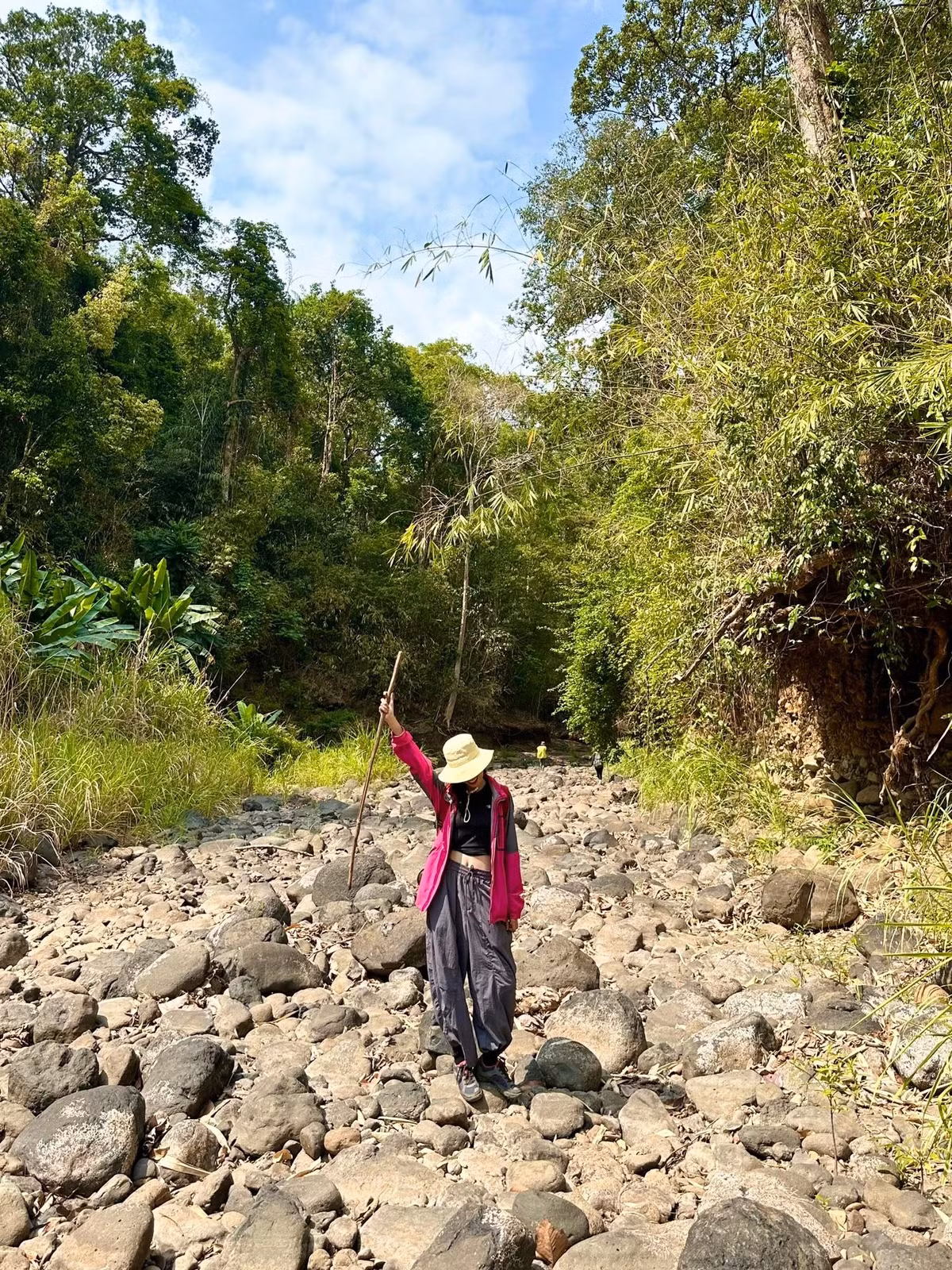 Các điểm dừng chân như thác Đắk Ka, thác Đôi, suối Đắk Bô không chỉ là phần thưởng về mặt cảnh quan, mà còn là nơi bạn có thể nghỉ ngơi, hòa mình vào dòng nước mát lạnh giữa không gian thiên nhiên tinh khiết.