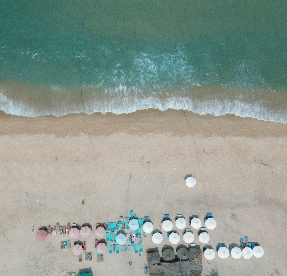 Chỉ cách Đà Nẵng khoảng 30 phút di chuyển và nằm không xa phố cổ Hội An, Biển Hà My lại sở hữu một không gian hoàn toàn khác biệt: yên tĩnh, trong lành và gần như chưa bị thương mại hóa. Ảnh Tuân Cuồng Chân