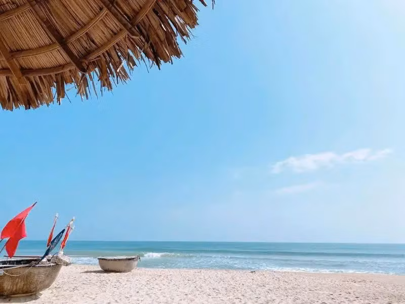 Không ồn ào, không phô trương, Biển Hà My nhẹ nhàng quyến rũ như một bản tình ca mùa hạ.