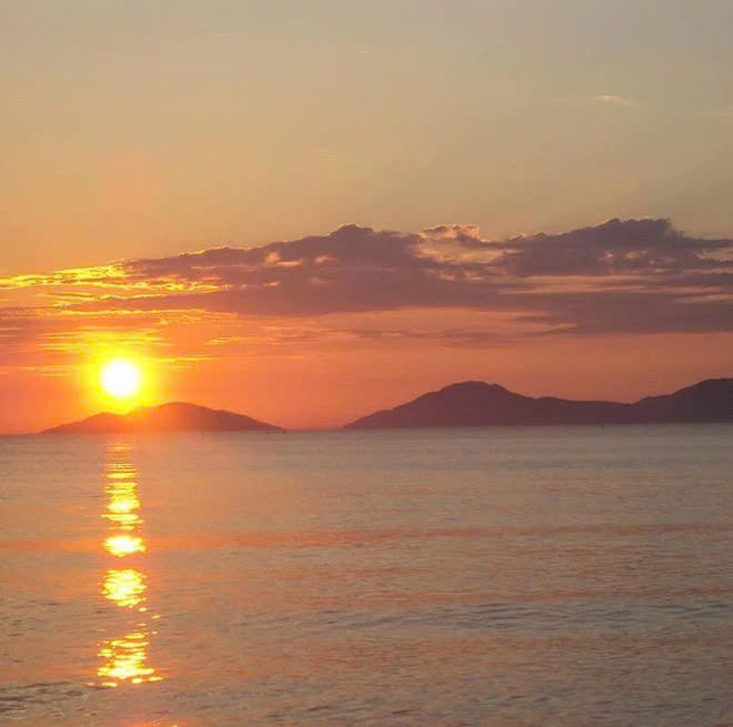 Biển Hà My đẹp nhất vào mùa khô từ tháng 3 đến tháng 8, khi trời trong xanh, ít mưa và biển lặng. Đây cũng là khoảng thời gian thuận lợi cho các hoạt động tắm biển, nghỉ dưỡng và chụp ảnh. Ảnh quangnamtourism