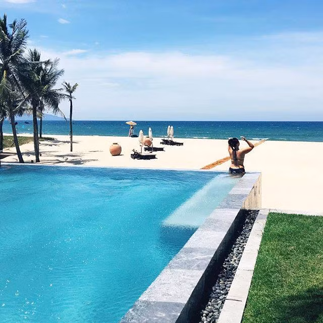 Với vị trí lý tưởng giữa Đà Nẵng và Hội An, du khách hoàn toàn có thể lên kế hoạch kết hợp tắm biển Hà My vào ban ngày và dạo chơi phố cổ vào buổi tối. Ảnh megan_ngoc_le