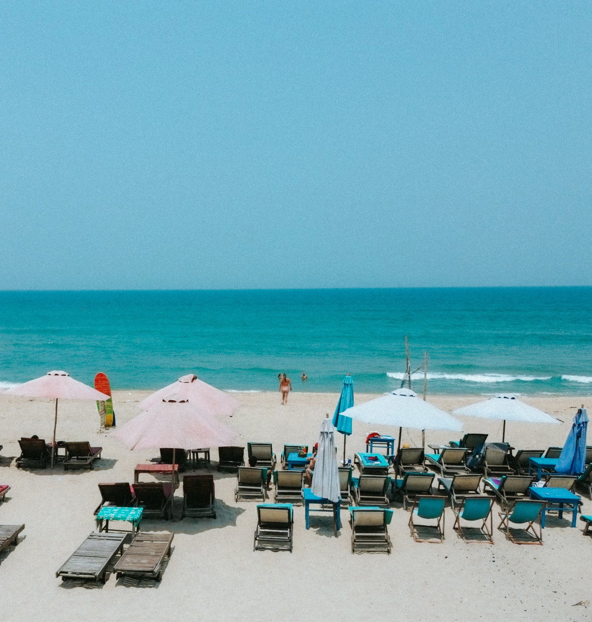 Bãi cát trắng trải dài, nước biển xanh biếc như ngọc, từng con song nhẹ nhàng xô bờ – tất cả tạo nên một khung cảnh thơ mộng khiến bất kỳ ai cũng dễ dàng “phải lòng” ngay từ ánh nhìn đầu tiên. Ảnh Tuân Cuồng Chân