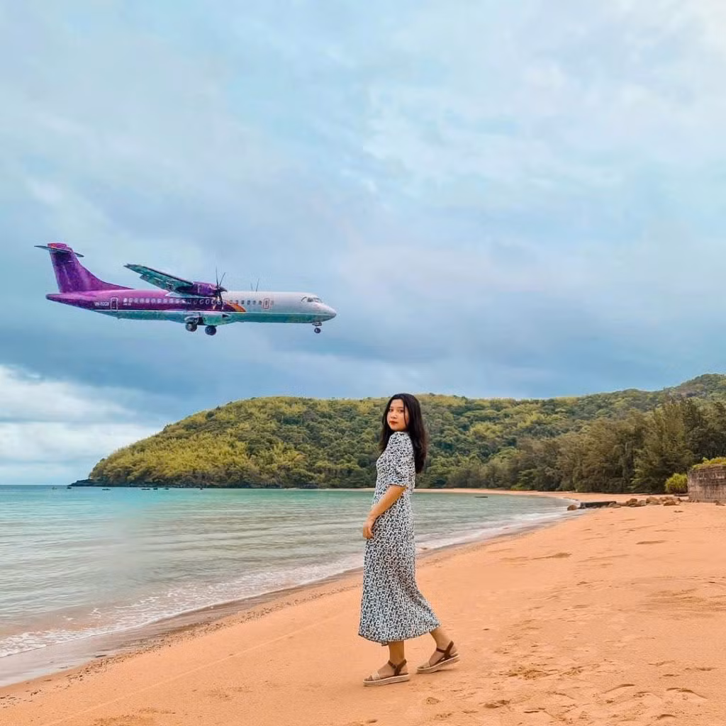 Với khung cảnh thiên nhiên hoang sơ, biển xanh ngắt và rừng nguyên sinh, Côn Đảo là nơi lý tưởng để tách biệt khỏi cuộc sống ồn ào. Đảo không có sự nhộn nhịp của các khu du lịch khác, nhưng chính vẻ đẹp yên bình và không khí trong lành ở đây sẽ giúp bạn thư giãn và tái tạo năng lượng. Ảnh Internet