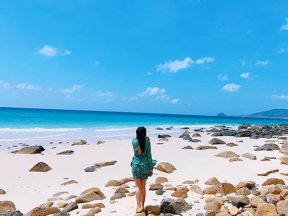 Dạo bước trên bãi biển vắng vẻ, tham quan các di tích lịch sử, hoặc chỉ đơn giản là ngồi thiền bên bờ biển, Côn Đảo chính là điểm đến tuyệt vời cho những ai cần một khoảng lặng để chữa lành tâm hồn. Ảnh TicoTravel