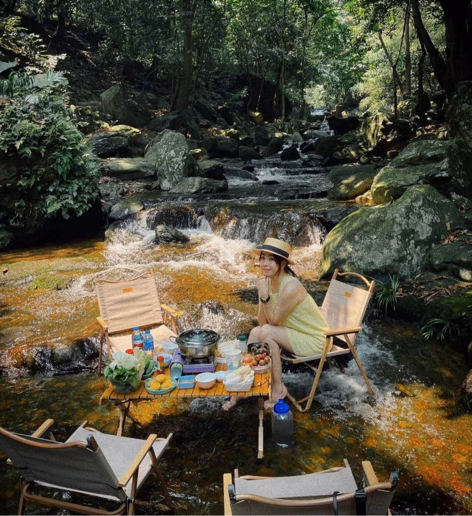 Thác Pa Sỹ không chỉ là nơi lý tưởng để chiêm ngưỡng vẻ đẹp thiên nhiên mà còn là điểm đến tuyệt vời cho những ai yêu thích dã ngoại. Không khí mát mẻ quanh năm ở Măng Đen mang đến cho du khách cảm giác thư giãn và dễ chịu, đặc biệt vào mùa hè. Ảnh Traveloka