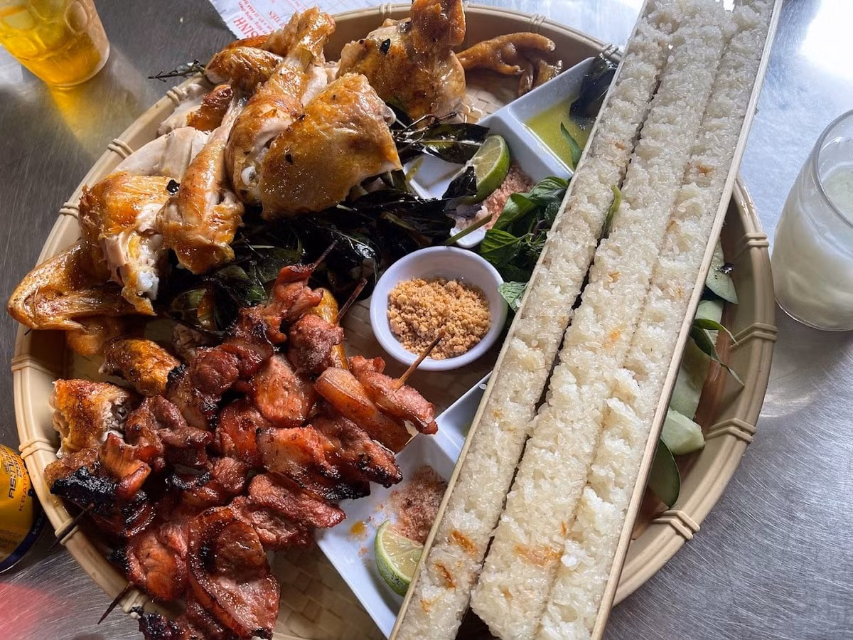 Khi đến Thác Pa Sỹ, du khách không thể bỏ qua cơ hội thưởng thức những món ăn đặc sản của Măng Đen. Các món như cá suối nướng, gà đồi, măng đắng và đặc biệt là rượu cần sẽ khiến chuyến đi của bạn thêm trọn vẹn. Ảnh VinWonders